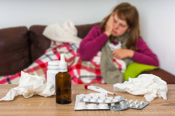 Άρρωστη γυναίκα έχοντας γρίπη και κεφαλαλγία - Φωτογραφία, εικόνα