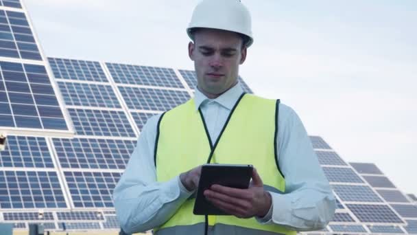 Güneş paneli teknisyen dizi yakınındaki tablet kullanma - Video, Çekim