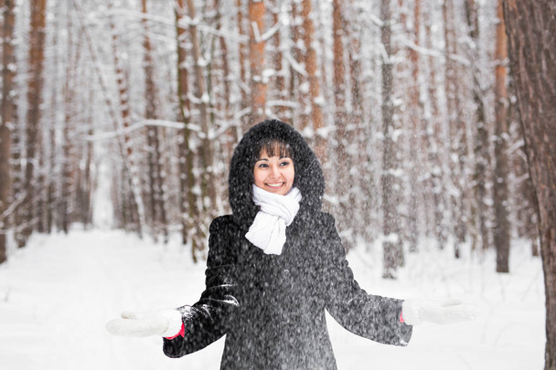 Joyeux jeune femme s'amuser dans la neige - Photo, image