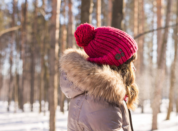 girl in a red winter hat view from the back - Foto, Imagem