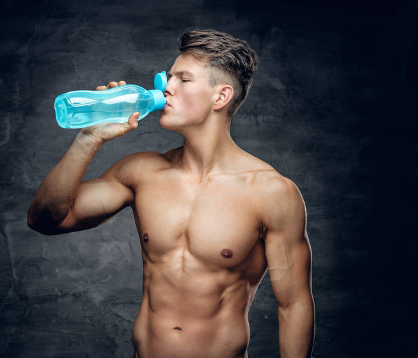 Shirtless muscular male drinking water - Foto, Imagem