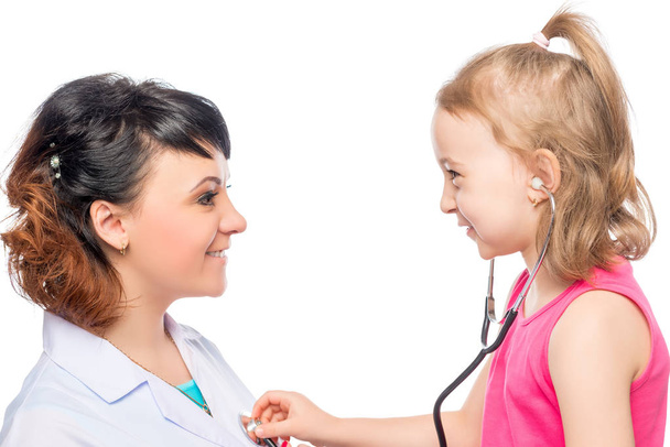 niña en recepción en el pediatra médico con estetos
 - Foto, Imagen