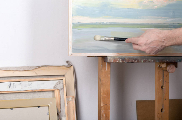 An artist painting in studio - Foto, imagen