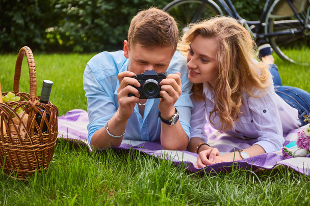 ピクニックの素敵なカップル - 写真・画像