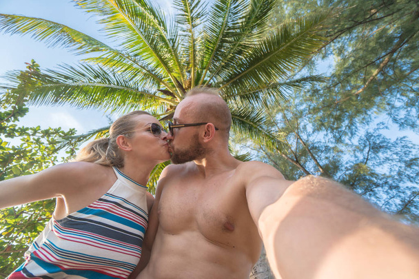 Портрет щасливої пари в літній сонячний день
 - Фото, зображення