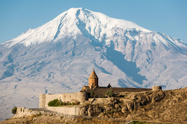 αρχαία virap khor αρμενική εκκλησία με Αραράτ στο παρασκήνιο - Φωτογραφία, εικόνα