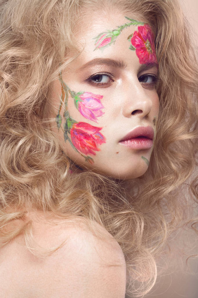 Beautiful blond girl with curls and a floral pattern on the face. Beauty flowers. - Fotoğraf, Görsel