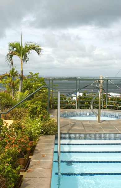 a tetőterasz merülo medence és pezsgőfürdő - Fotó, kép