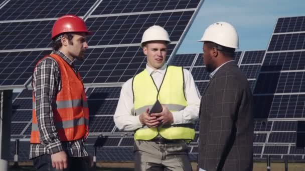 Solární panel pracovníky a správce mimo - Záběry, video
