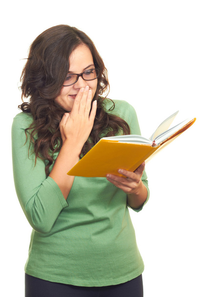 Attraente ragazza in camicia verde e occhiali che legge un libro e
 - Foto, immagini