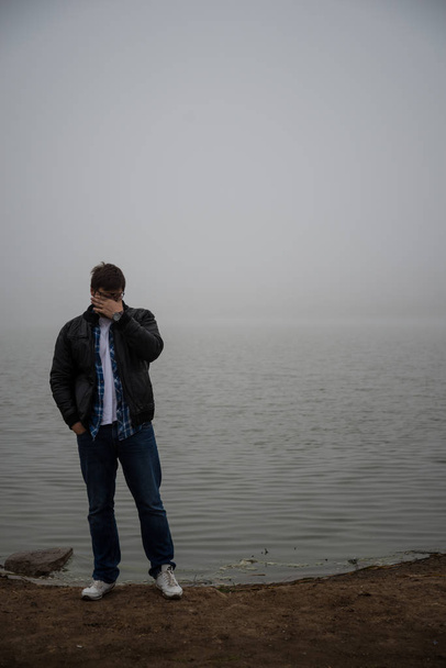Nuori mies lähellä järveä
 - Valokuva, kuva