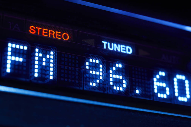 Fm ラジオ チューナーが表示されます。調整されたステレオのデジタル周波数駅.  - 写真・画像