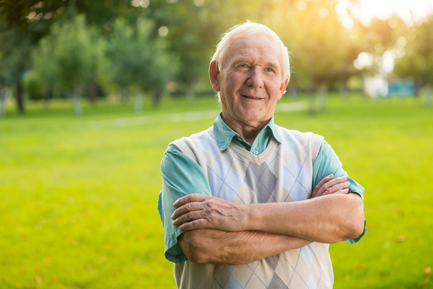 Older male with crossed arms. - Photo, Image