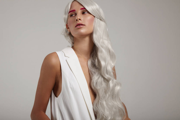 mujer lleva peluca de pelo gris
 - Foto, imagen