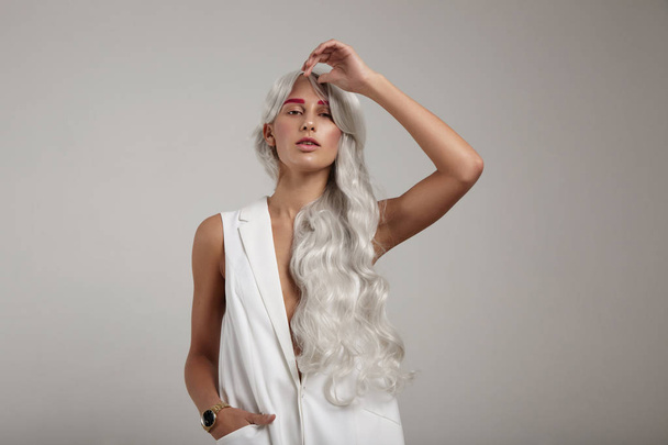 Frau trägt graue Haare mit Perücke - Foto, Bild