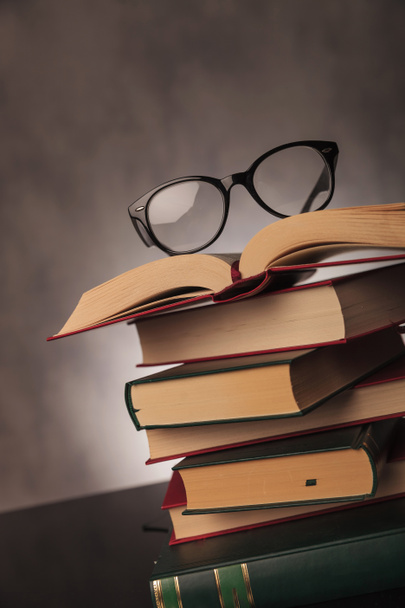 libros de estudiantes y gafas rodadas en el estudio
 - Foto, Imagen