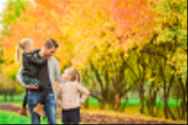 Familia divirtiéndose el día de otoño. Papá y los niños disfrutan el otoño
 - Foto, imagen