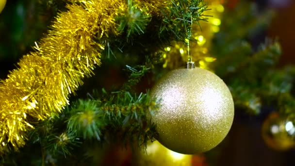 koristeltu joulukuusi valot takan edessä koristeltu joulukuusi
 - Materiaali, video