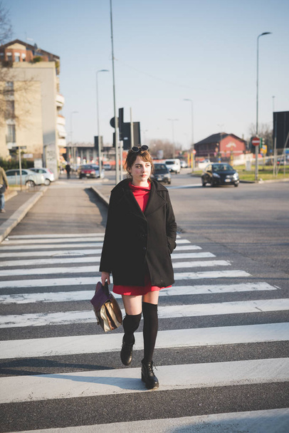 Nainen kävelee ulkona kaupungissa
 - Valokuva, kuva