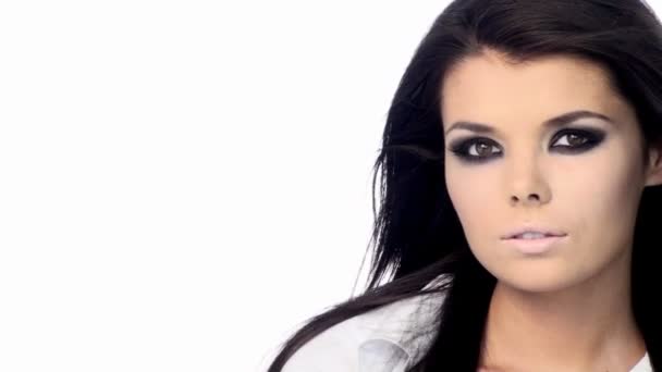 νέοι όμορφη μελαχρινή με μαύρο τρομακτικό μακιγιάζ - Πλάνα, βίντεο
