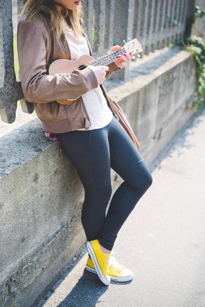 mulher jogando ukulele
 - Foto, Imagem