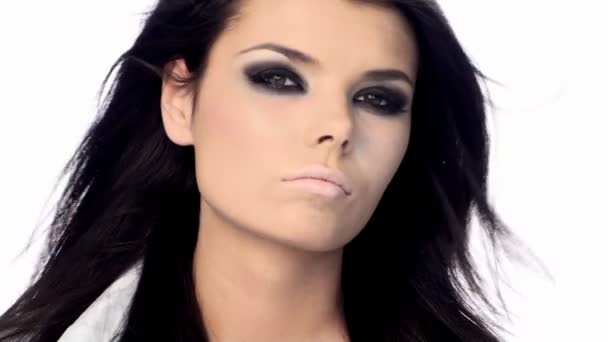 νέοι όμορφη μελαχρινή με μαύρο τρομακτικό μακιγιάζ - Πλάνα, βίντεο