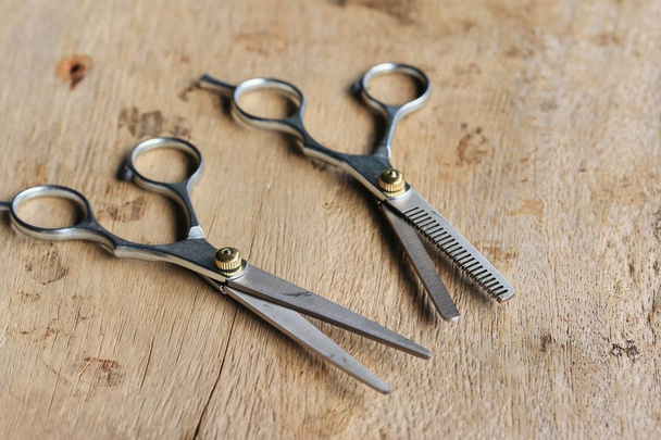 Ножницы и расческа для стрижки волос
 - Фото, изображение