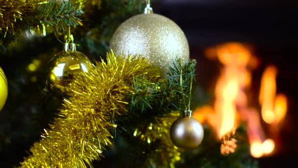 Geschmückter Weihnachtsbaum mit Lichtern vor dem Kamin - Filmmaterial, Video