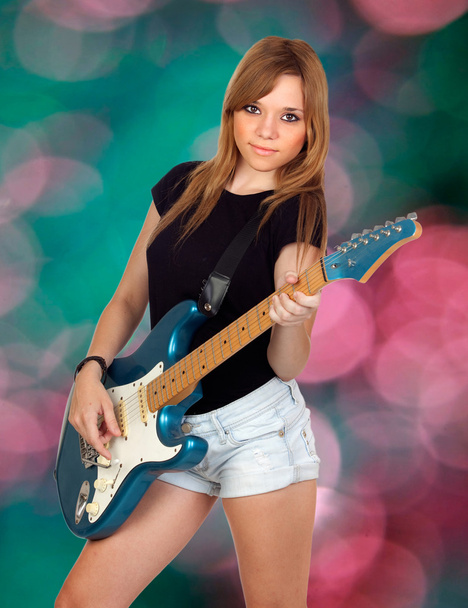 エレキギターを弾き十代の反抗的な少女 - 写真・画像