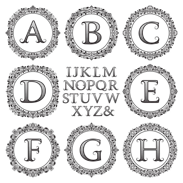 Vintage monogram kit. Zwarte patroon letters en bloemen ronde frames voor het creëren van eerste logo in Victoriaanse stijl. - Vector, afbeelding