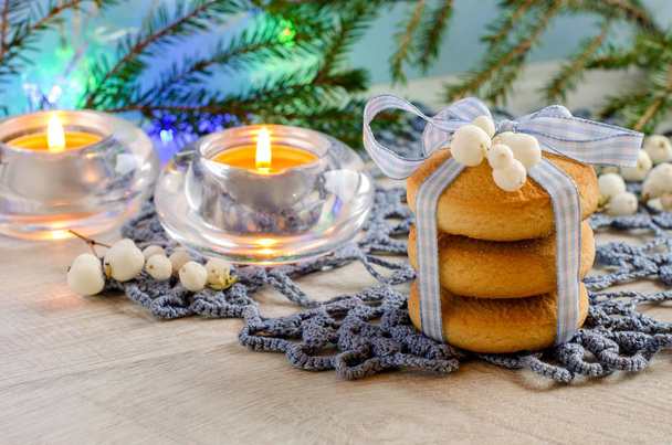Χριστουγεννιάτικα μπισκότα με γιορτινή διακόσμηση - Φωτογραφία, εικόνα
