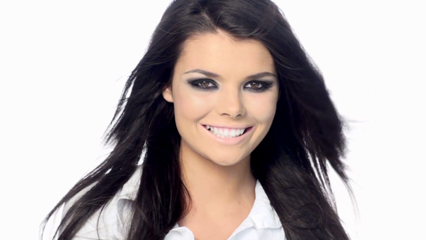 jonge mooie brunette met zwarte eng make-up - Video