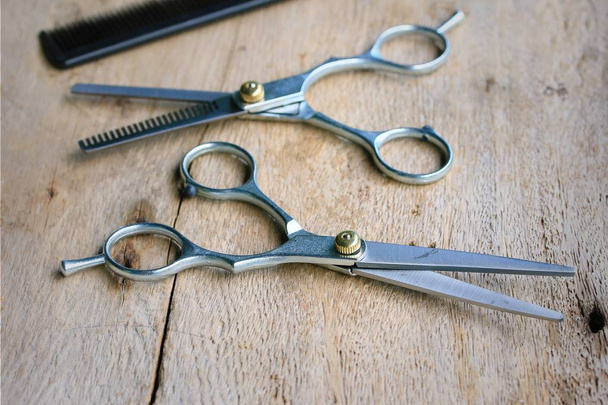 Ножницы и расческа для стрижки волос
 - Фото, изображение