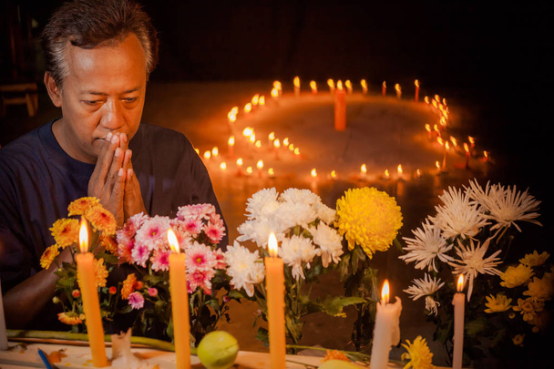 fuoco sulle candele e un gruppo di fiori per pregare per il re morto
 - Foto, immagini