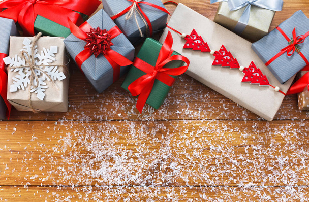 Χριστουγεννιάτικη διακόσμηση, κουτιά δώρων και γιρλάντα φόντο πλαισίου - Φωτογραφία, εικόνα