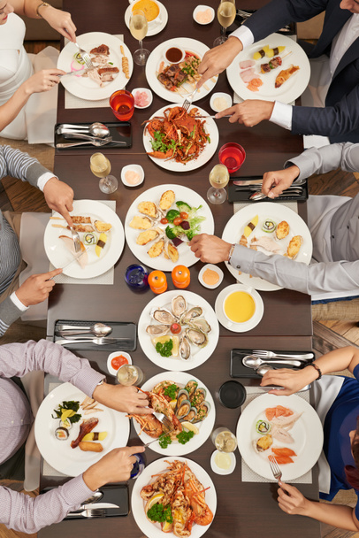 Gente cenando - Foto, imagen