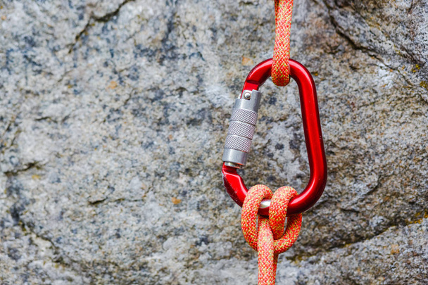 red carabiner with rope  - Foto, Bild