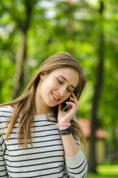Młoda kobieta korzystająca z telefonu - Zdjęcie, obraz