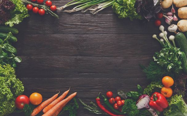 Frame of fresh vegetables on wooden background with copy space - Foto, immagini