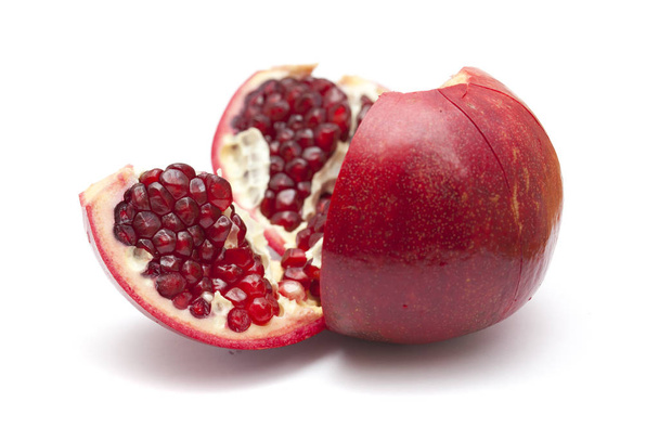 granátové jablko je rozdělen do segmentů, izolované na bílém - Fotografie, Obrázek