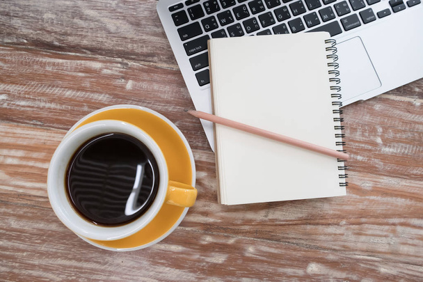 Portatile (notebook) con tazza di caffè e blocco note
 - Foto, immagini