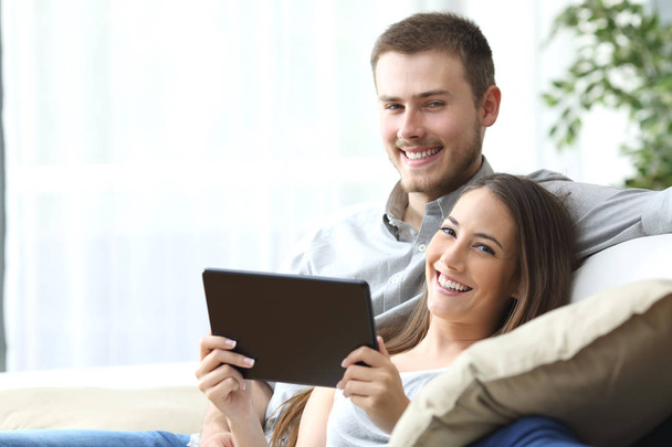 Couple avec tablette posant à la maison
 - Photo, image