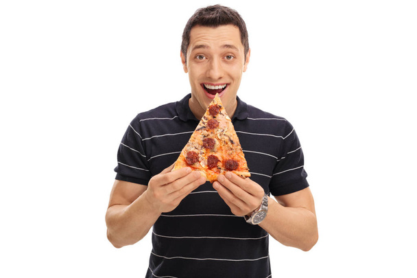 Wesoły facet jedzenia plasterek pizzy - Zdjęcie, obraz