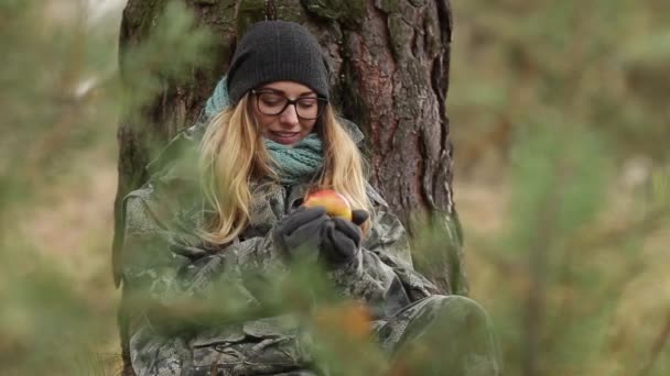 dziewczyna siedzi w pine jesienią kombinezon ochronny - Materiał filmowy, wideo