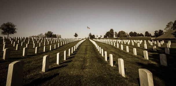 Cemitério dos veteranos dos EUA com bandeira americana
 - Foto, Imagem
