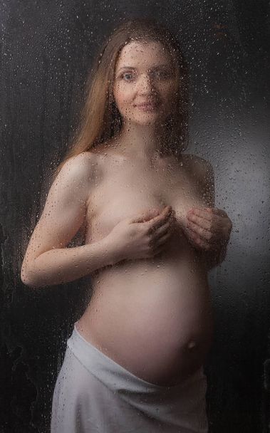 Half-naked pregnant woman - Foto, afbeelding