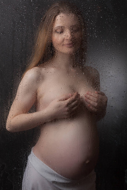 Half-naked pregnant woman - Foto, afbeelding