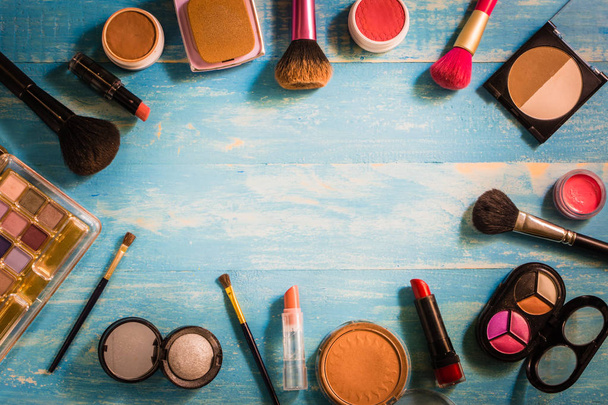 Maquillaje de cosméticos de vista superior colocado en una mesa de madera
 - Foto, Imagen