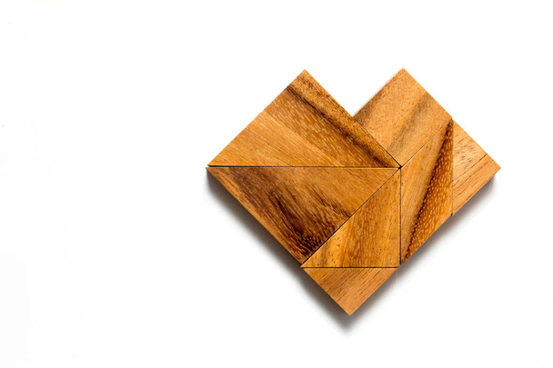 Puzzle tangram chinois en forme de coeur sur fond blanc
  - Photo, image