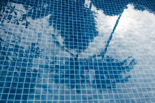 Venkovní bazén v hotelovém resortu - Fotografie, Obrázek